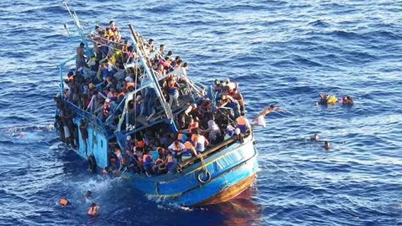 গ্রিসের উপকূলে উদ্ধার হওয়া অভিবাসীরা কিত্রেনোসি ভবনে অপেক্ষা করছে।