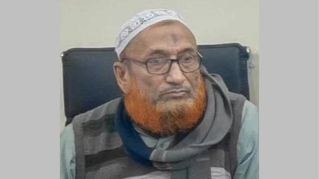 Police investigating the murder scene of a Jamaat leader in West Rajabazar, Dhaka after attackers entered by cutting window grills.