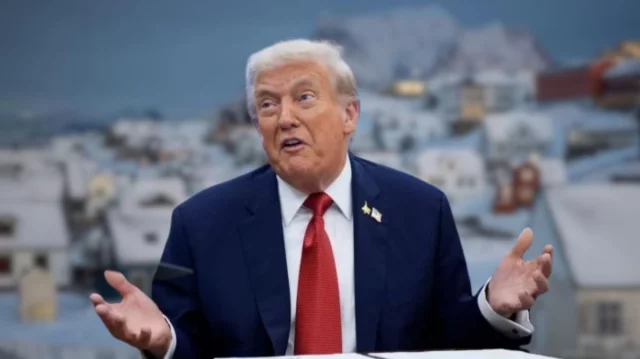 Donald Trump warns of new tariffs over opposition to Greenland acquisition during a White House meeting.