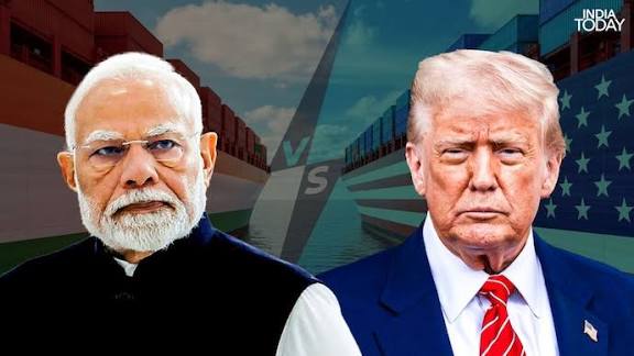 রাশিয়ার কাছ থেকে জ্বালানি তেল কেনা অব্যাহত রাখলে ভারতের ওপর আরও উচ্চ হারে শুল্ক আরোপ করা হতে পারে—এমন হুঁশিয়ারি দিয়েছেন মার্কিন প্রেসিডেন্ট ডোনাল্ড ট্রাম্প। রোববার (৪ জানুয়ারি) এয়ার ফোর্স ওয়ানে সাংবাদিকদের সঙ্গে আলাপকালে ট্রাম্প বলেন, “ভারতের প্রধানমন্ত্রী নরেন্দ্র মোদি একজন ভালো মানুষ। তিনি জানেন যে আমি ভারতের ওপর সন্তুষ্ট নই।” ট্রাম্প স্পষ্ট করে জানান, যুক্তরাষ্ট্রকে সন্তুষ্ট করতে হলে ভারতকে রাশিয়া থেকে তেল কেনা কমাতে হবে। অন্যথায় খুব দ্রুত ভারতীয় পণ্যের ওপর আরও বেশি শুল্ক আরোপ করা হতে পারে বলে তিনি সতর্ক করেন। রাশিয়া থেকে বিপুল পরিমাণ তেল আমদানির ‘শাস্তি’ হিসেবে গত বছরই যুক্তরাষ্ট্র ভারতীয় পণ্যের ওপর আমদানি শুল্ক দ্বিগুণ করে ৫০ শতাংশে উন্নীত করে। তবে এত উচ্চ শুল্কের পরও গত নভেম্বর মাসে যুক্তরাষ্ট্রে ভারতের রপ্তানি উল্লেখযোগ্য হারে বেড়েছে। রপ্তানির এই ইতিবাচক প্রবৃদ্ধির কারণে ভারত সরকার বর্তমানে মার্কিন বাণিজ্য শর্তের বিষয়ে কঠোর অবস্থান বজায় রেখেছে। বিশেষ করে কৃষিপণ্য আমদানির ক্ষেত্রে নয়াদিল্লি এখনো নমনীয়তা দেখাচ্ছে না। তবে পর্দার আড়ালে যুক্তরাষ্ট্রের সঙ্গে একটি বাণিজ্য চুক্তিতে পৌঁছানোর চেষ্টা চালিয়ে যাচ্ছে ভারত। রয়টার্সের তথ্য অনুযায়ী, রাশিয়া থেকে তেল আমদানি দৈনিক ১০ লাখ ব্যারেলের নিচে নামিয়ে আনার লক্ষ্য নির্ধারণ করেছে নয়াদিল্লি। এ জন্য ভারতীয় বাণিজ্য মন্ত্রণালয় নিয়মিতভাবে তেল শোধনাগারগুলোর কাছ থেকে রাশিয়া ও যুক্তরাষ্ট্র থেকে তেল আমদানির সাপ্তাহিক হিসাব নিচ্ছে। ট্রাম্পের শুল্ক আরোপের পর প্রধানমন্ত্রী নরেন্দ্র মোদি অন্তত তিনবার তার সঙ্গে ফোনে কথা বললেও এখন পর্যন্ত কোনো চূড়ান্ত সমাধানে পৌঁছানো যায়নি। গত মাসে দিল্লিতে দুই দেশের উচ্চপর্যায়ের কর্মকর্তাদের মধ্যে দ্বিপাক্ষিক বাণিজ্য নিয়ে আলোচনা হলেও উত্তেজনা এখনো পুরোপুরি কমেনি।