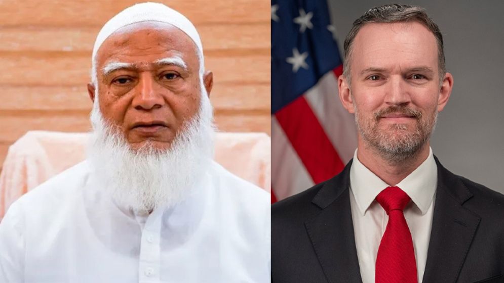 বাংলাদেশ জামায়াতে ইসলামীর আমির ডা. শফিকুর রহমানের সঙ্গে যুক্তরাষ্ট্রের বাণিজ্য প্রতিনিধি (ইউএস ট্রেড রিপ্রেজেন্টেটিভ) জেমিসন গ্রিয়ারের একটি গুরুত্বপূর্ণ ভার্চুয়াল বৈঠক অনুষ্ঠিত হয়েছে। শুক্রবার (১৬ জানুয়ারি) সকালে শুরু হওয়া এ বৈঠকে বাংলাদেশ ও যুক্তরাষ্ট্রের মধ্যকার দ্বিপাক্ষিক বাণিজ্য, পারস্পরিক শুল্কহার, রপ্তানি সুবিধা এবং ভবিষ্যৎ অর্থনৈতিক সহযোগিতা নিয়ে বিস্তারিত আলোচনা করা হয়। বৈঠকে যুক্তরাষ্ট্রের পক্ষে উপস্থিত ছিলেন দক্ষিণ ও মধ্য এশিয়াবিষয়ক সহকারী মার্কিন বাণিজ্য প্রতিনিধি ব্রেন্ডান লিঞ্চ, দক্ষিণ ও মধ্য এশিয়া বিষয়ক পরিচালক এমিলি অ্যাশবি এবং বাংলাদেশ জামায়াতে ইসলামীর যুক্তরাষ্ট্র-মুখপাত্র প্রফেসর ড. মোহাম্মদ নাকিবুর রহমান। ডা. শফিকুর রহমান বৈঠকে বাংলাদেশের প্রতি সহযোগিতামূলক মনোভাবের জন্য যুক্তরাষ্ট্রের বাণিজ্য প্রতিনিধি জেমিসন গ্রিয়ারের প্রতি কৃতজ্ঞতা প্রকাশ করেন। তিনি জানান, রাষ্ট্রদূত গ্রিয়ার তাকে অবহিত করেছেন যে, গত সপ্তাহে তিনি ব্যক্তিগত উদ্যোগে যুক্তরাষ্ট্রের প্রেসিডেন্ট ডোনাল্ড ট্রাম্পের সঙ্গে সাক্ষাৎ করে বাংলাদেশের পারস্পরিক শুল্কহার হ্রাসের বিষয়টি নিয়ে আলোচনা করেছেন। এই উদ্যোগকে বাংলাদেশের জন্য অত্যন্ত তাৎপর্যপূর্ণ উল্লেখ করে ডা. শফিকুর রহমান রাষ্ট্রদূত গ্রিয়ারকে আন্তরিক ধন্যবাদ জানান। বৈঠকে বিশেষভাবে আলোচিত হয় যুক্তরাষ্ট্রের ১০০ শতাংশ তুলা অথবা যুক্তরাষ্ট্রে উৎপাদিত মানবসৃষ্ট (ম্যানমেড) ফাইবার ব্যবহার করে তৈরি পোশাকের ক্ষেত্রে বাংলাদেশকে বিশেষ শুল্ক সুবিধা দেওয়ার প্রস্তাব। ডা. শফিকুর রহমান এই উদ্যোগকে উভয় দেশের জন্য একটি “উইন-উইন ফর্মুলা” হিসেবে আখ্যায়িত করেন। তার মতে, এই সুবিধা বাস্তবায়িত হলে একদিকে যেমন বাংলাদেশের পোশাক রপ্তানি উল্লেখযোগ্যভাবে বৃদ্ধি পাবে, অন্যদিকে যুক্তরাষ্ট্রের কৃষি ও শিল্পখাতও প্রত্যক্ষভাবে উপকৃত হবে। তিনি আরও বলেন, পারস্পরিক শুল্ক চুক্তি বাংলাদেশ ও যুক্তরাষ্ট্রের মধ্যকার দ্বিপাক্ষিক বাণিজ্য ও অর্থনৈতিক সম্পর্ককে আরও সুদৃঢ় করার জন্য একটি শক্তিশালী ভিত্তি তৈরি করেছে। বাংলাদেশ ইতোমধ্যে এই চুক্তির গুরুত্বপূর্ণ বিষয়গুলো বাস্তবায়নের পথে অগ্রসর হয়েছে এবং দুই দেশের মধ্যে বিদ্যমান বাণিজ্য ঘাটতি কমাতে প্রয়োজনীয় পদক্ষেপ গ্রহণ করছে বলেও তিনি উল্লেখ করেন। ডা. শফিকুর রহমান বলেন, আগামী ফেব্রুয়ারিতে অনুষ্ঠিতব্য জাতীয় নির্বাচনের পর যদি বাংলাদেশ জামায়াতে ইসলামী সরকার গঠন করে, তবে তার দল এই পারস্পরিক শুল্ক চুক্তির পূর্ণ বাস্তবায়ন অব্যাহত রাখবে। পাশাপাশি যুক্তরাষ্ট্রের সঙ্গে বাণিজ্য ও বিনিয়োগ সম্পর্ক আরও গভীর ও বিস্তৃত করতে আন্তরিকভাবে কাজ করার প্রতিশ্রুতিও দেন তিনি। বৈঠক শেষে ডা. শফিকুর রহমান যুক্তরাষ্ট্রের বাণিজ্য প্রতিনিধি জেমিসন গ্রিয়ারকে বাংলাদেশ সফরের আমন্ত্রণ জানান। তিনি আশা প্রকাশ করেন, এই সফর বাস্তবায়িত হলে বাংলাদেশ ও যুক্তরাষ্ট্রের মধ্যে পারস্পরিক বোঝাপড়া, সহযোগিতা ও অংশীদারিত্ব আরও সুদৃঢ় হবে এবং ভবিষ্যৎ অর্থনৈতিক সম্পর্ক নতুন উচ্চতায় পৌঁছাবে।