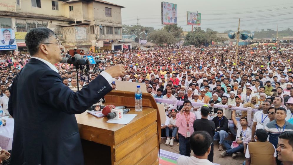 BNP leader Salahuddin Ahmed speaking at a large election rally in Chakaria Cox’s Bazar