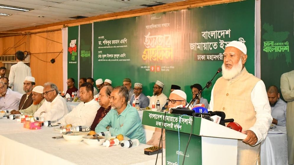 Jamaat Ameer Shafiqur Rahman speaking at an iftar event with journalists in Dhaka